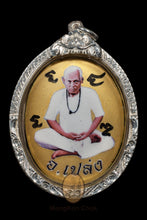 Load image into Gallery viewer, Locket Roon Bucha Kru 2558 (Special Gold Edition) - MKCamulet